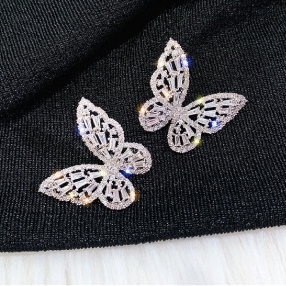 🦋NEW Gorgeous Silver Butterfly Stud Earrings🦋 - Picture 4 of 5